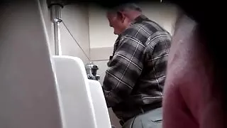 Due uomini hanno testato la forza video amatoriale matura del buco del culo di un tesoro russo