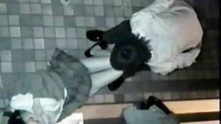 Ragazza dai Capelli rossi che si occupa sesso amatoriale donne anziane di riscaldamento sportivo nudo nel cortile