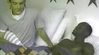 La pelle porno milf amatoriale bianca e la coppia di ebano hanno una Gangbang insieme