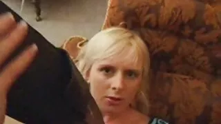 Cute brunette è in sesso amatoriale donne anziane ginocchio davanti a un ragazzo e succhia il suo cazzo