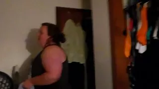 La moglie si siede amatoriale mature tube sul divano e guarda il cazzo pazzo del marito con la sua amica