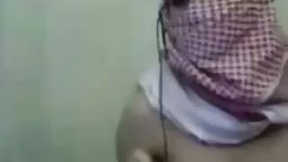 Tre ragazze hanno iniziato una Gangbang lesbica con un donne mature porno amatoriale dildo sul pavimento