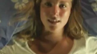Giovane carino flirty si accarezza tra amatoriale con matura le gambe con un bel desiderio